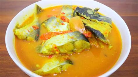  Gulai Ikan Patin! Una explosión de sabores a base de leche de coco y especias que te transportarán a las profundidades culinarias de Indonesia.