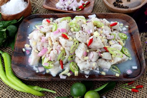  Kinilaw! Una explosión de frescura cítrica y picante en cada bocado.