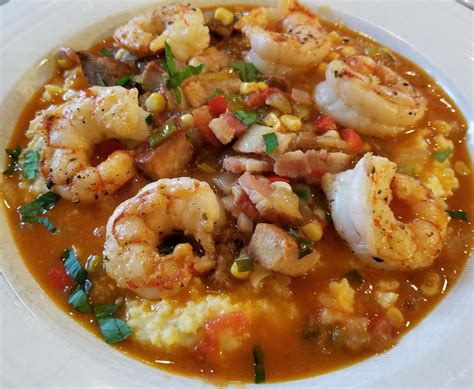  ¡El Shrimp and Grits te dejará pidiendo más en Charleston! Una explosión de sabores del sur combinada con la cremosidad de una polenta tradicional estadounidense 