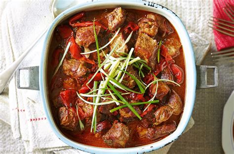  ¿Un viaje explosivo de sabores? ¡El guiso de cerdo con fideos de patata y pimiento rojo te transportará a Fuxin!