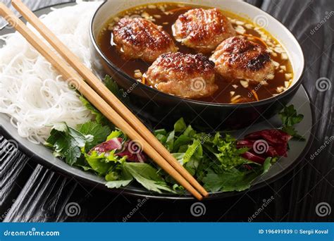  Bún Cá: ¡Un delicioso plato vietnamita que combina la frescura de los vegetales con el sabor intenso del pescado ahumados!