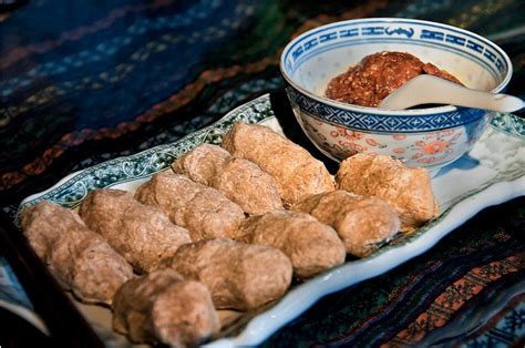   ¿Tsampa: Un plato tradicional tibetano con sabor a la tierra y texturas que bailan en tu boca?